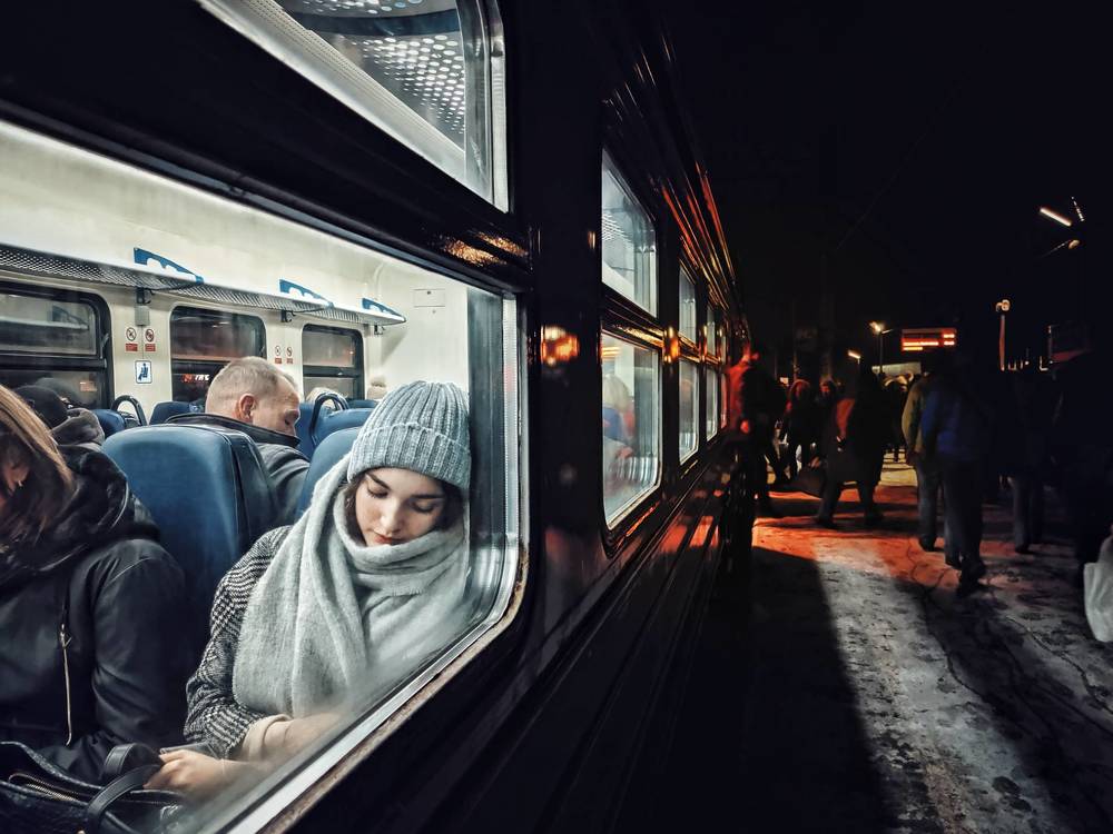 Спящая девушка в вечерней электричке