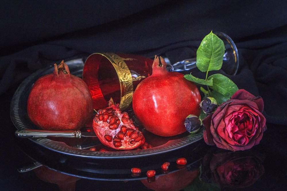 Натюрморт с гранатами.