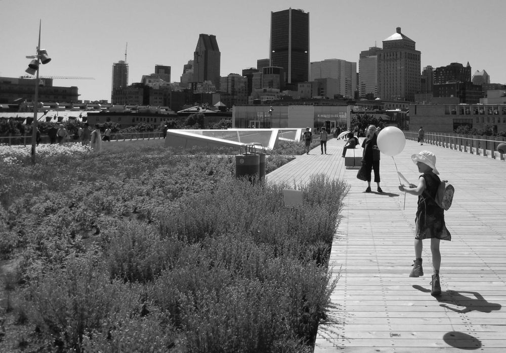 Une fillette et son ballon