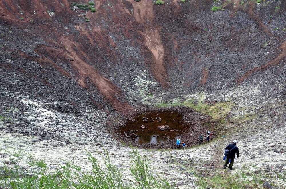 В кратер вулкана.