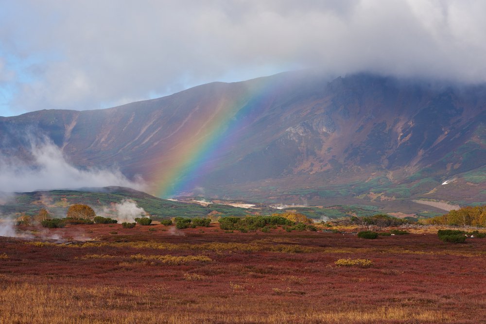 Радуга в кальдере вулкана Узон.