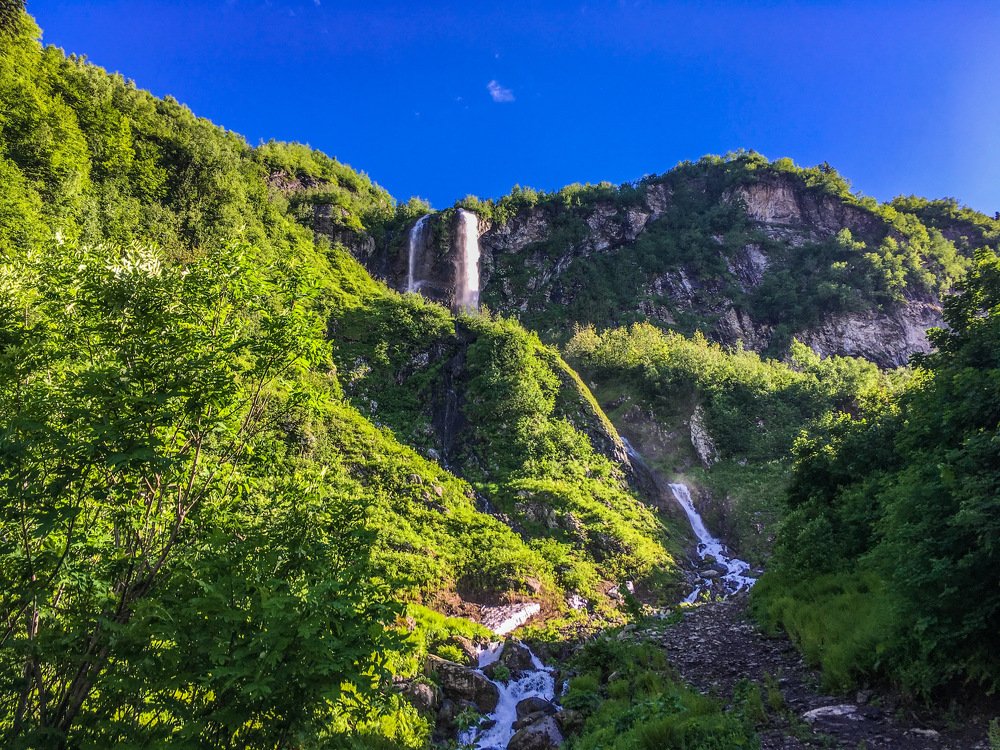 Водопад в горах