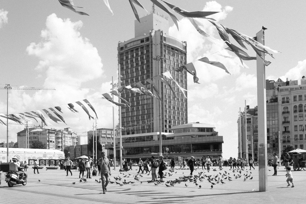 Площадь Таксим в полдень