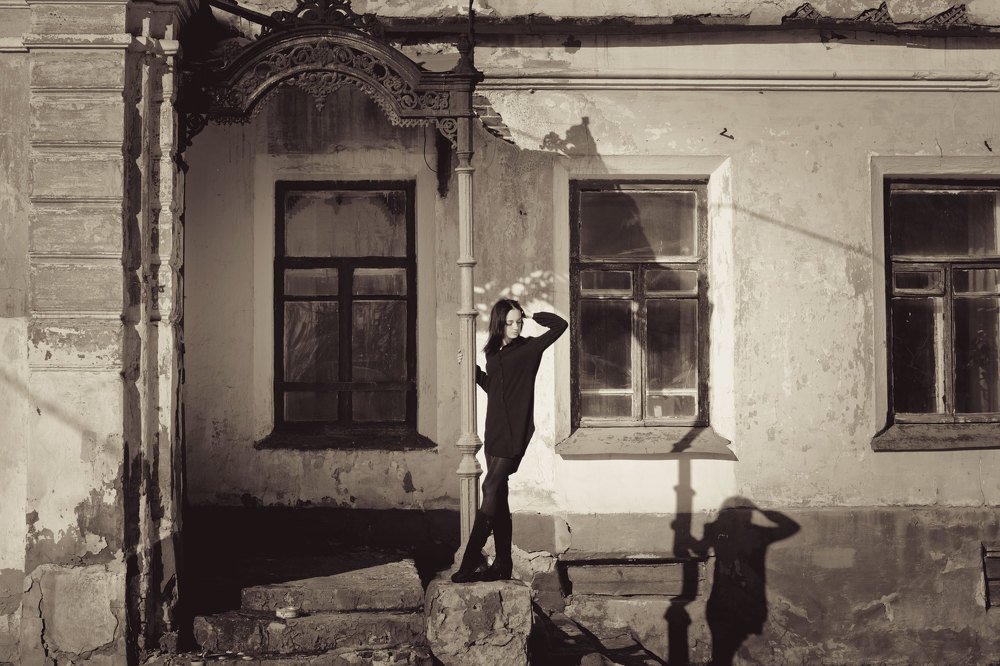 девушка в старом городе