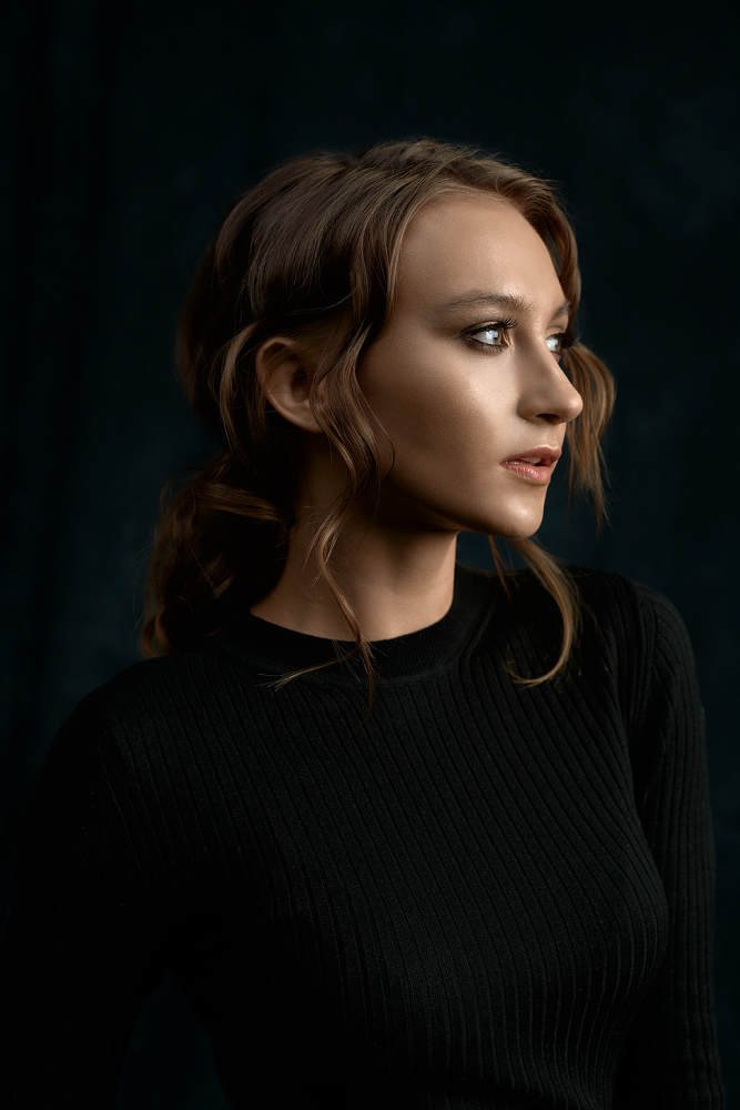 Портрет девушки в черном