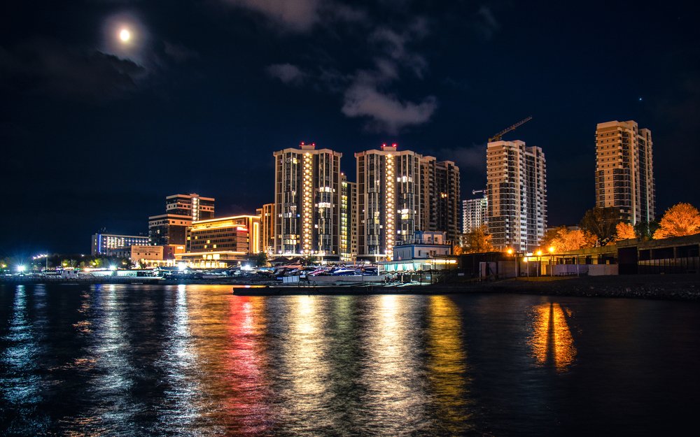 Набережная вечером.