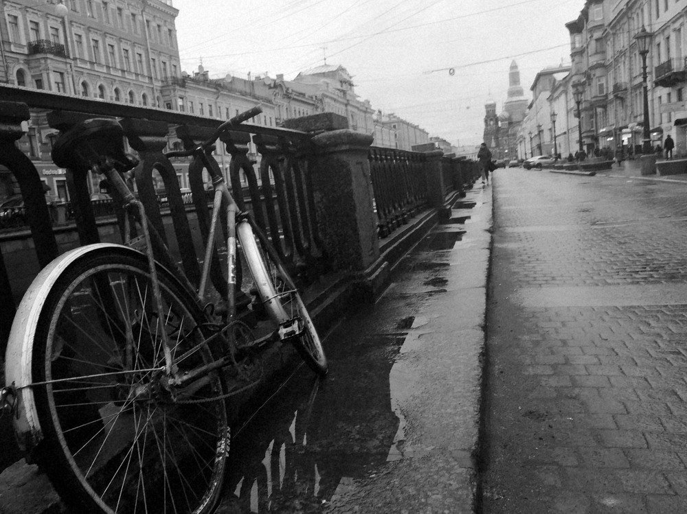 Одиноко стоящий велосипед №1