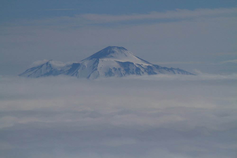 Вулканы под облаками.