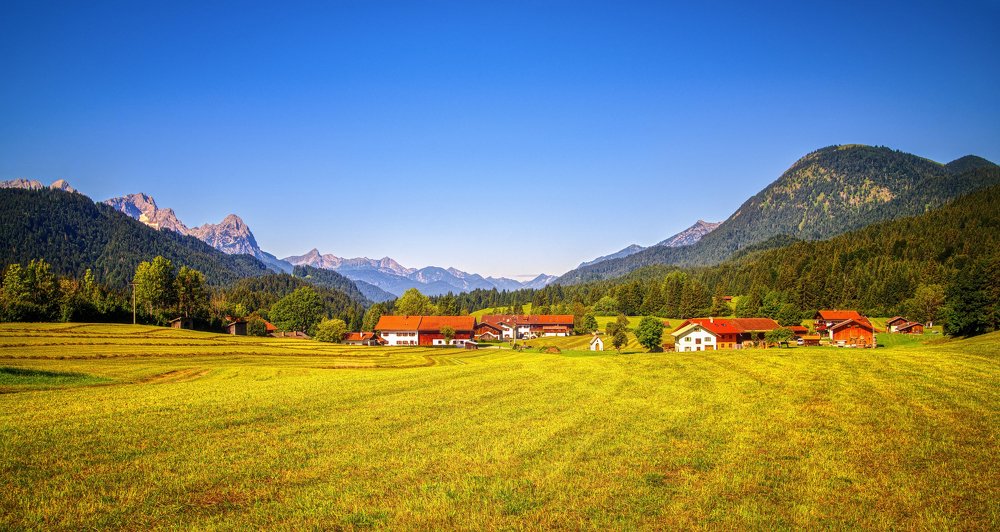 Рядом горы.