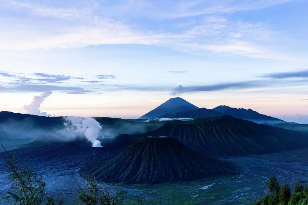 Вулканы острова Ява на рассвете.