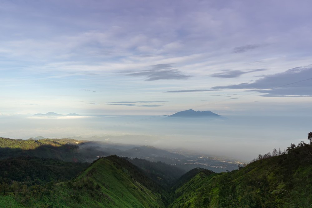 Панорама вулканов острова Ява на рассвете