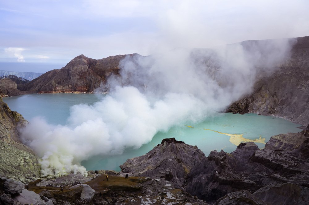 Кислотное озеро Кавах Иджен в кратере вулкана. Остров Ява.