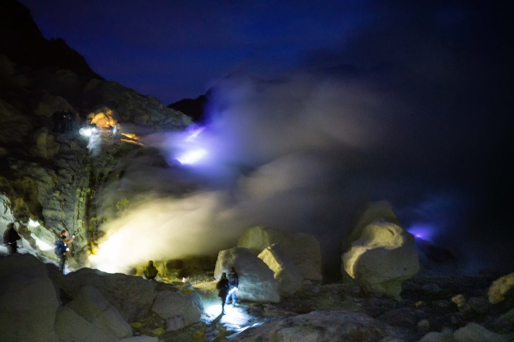 Синие огни в кратере вулкана Иджен, остров Ява.