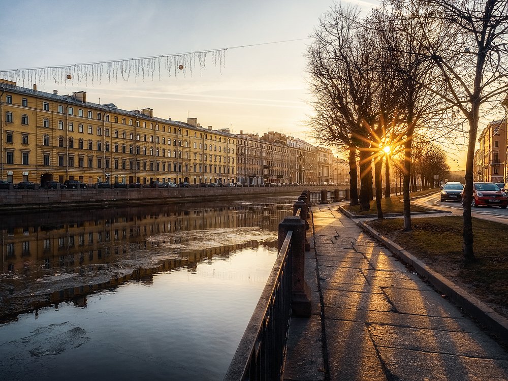The first ice on the river.