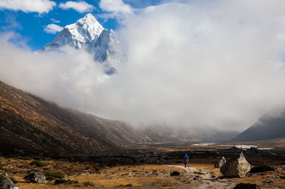 Человек и горы.