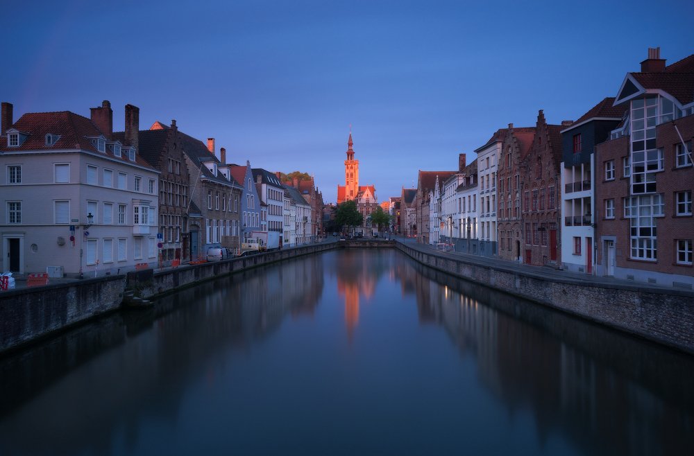 Sunrise near Poortersloge of Brugge – Рассвет у Ложи бюргеров