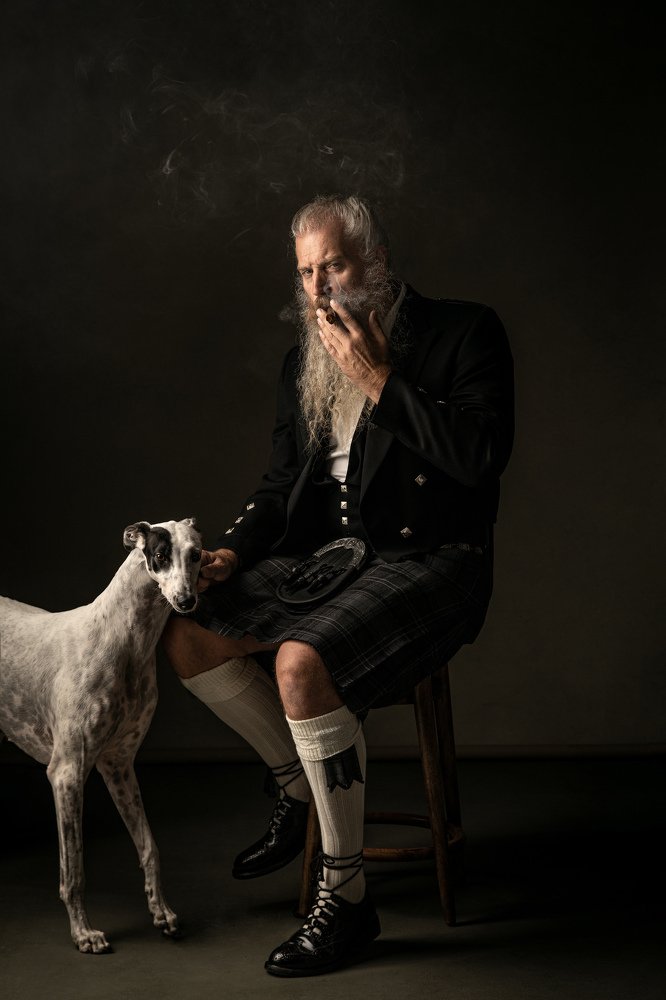 Мужчина в килте и борзая.