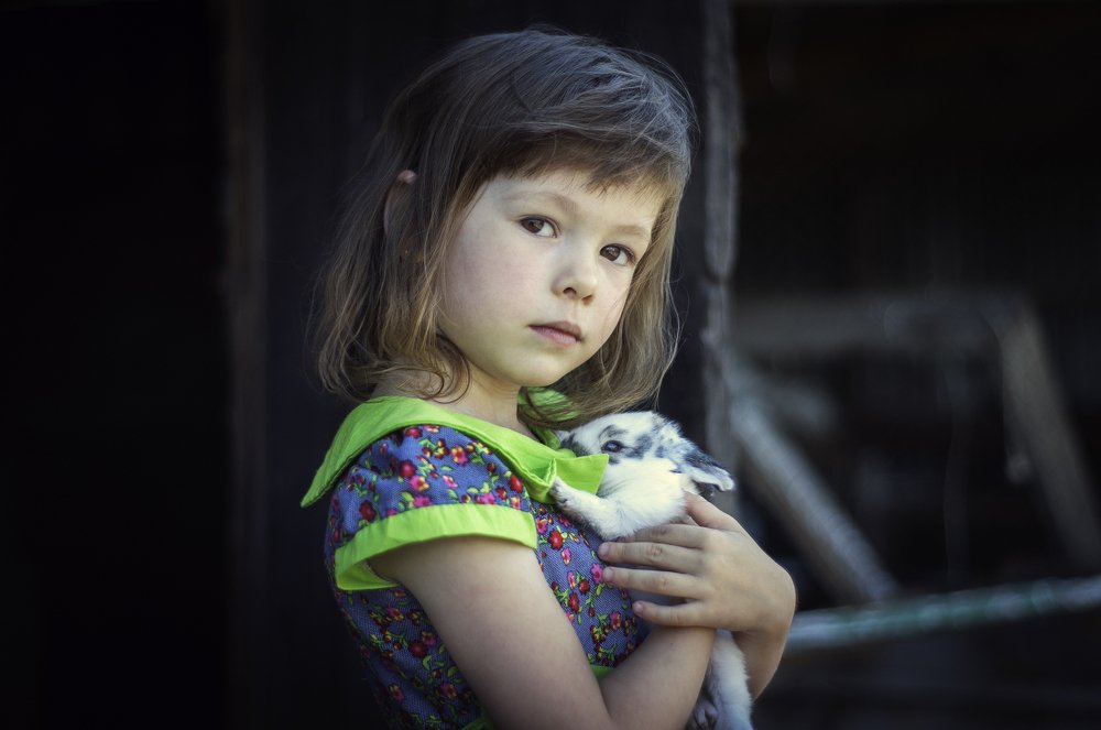 Девочка и кролик