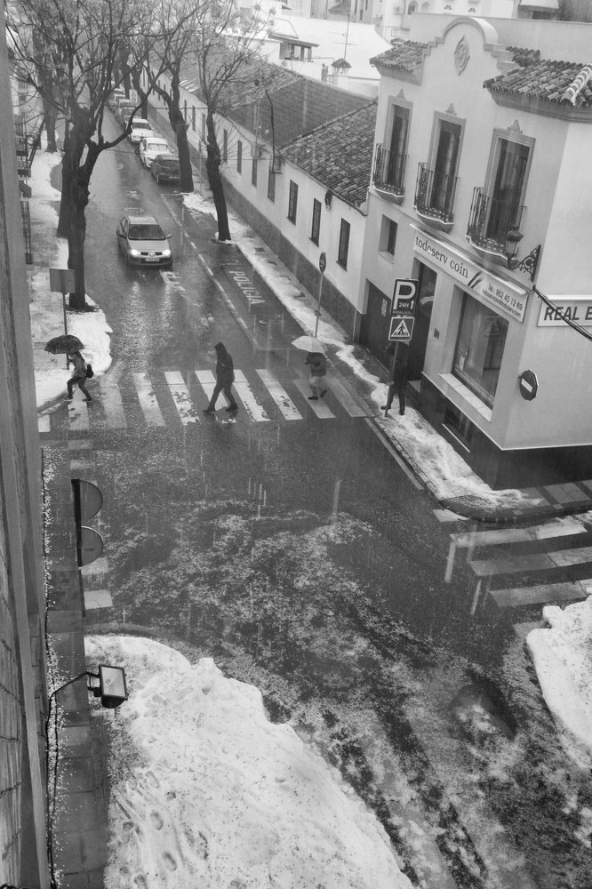 Cruzando bajo la lluvia