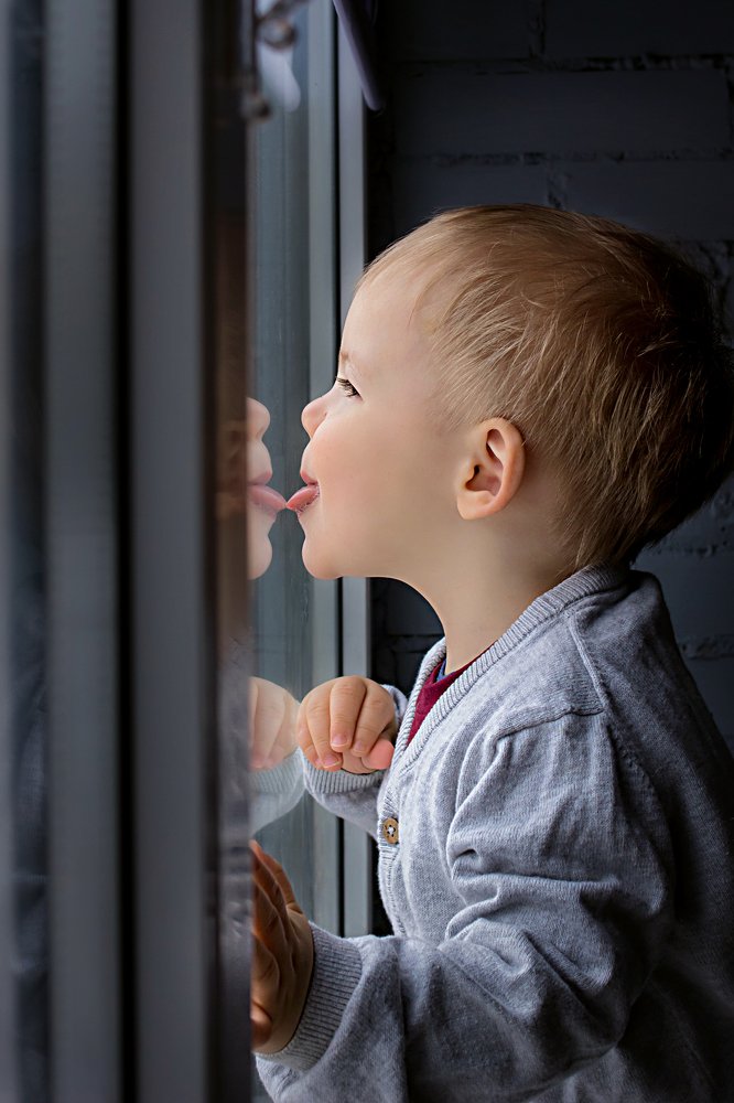 Попытки поймать снежинки языком.