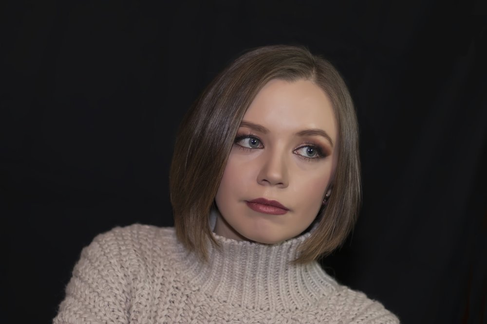 смотрящая в сторону