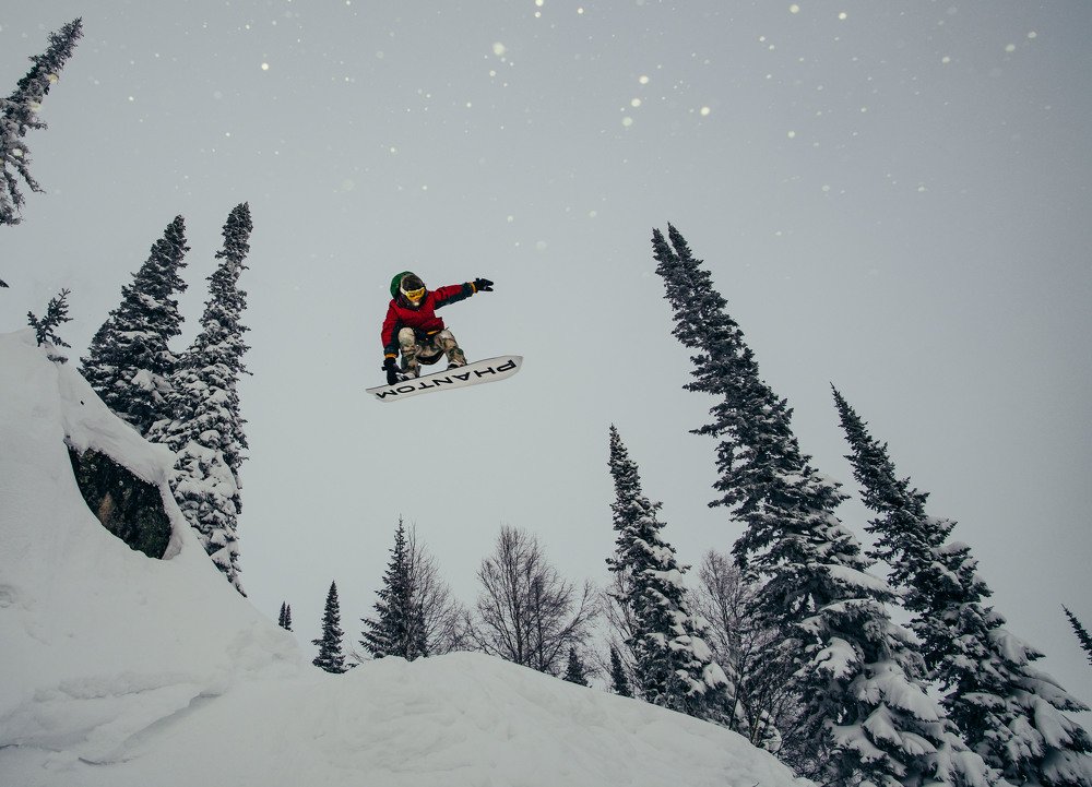 Сноубординг в лесу