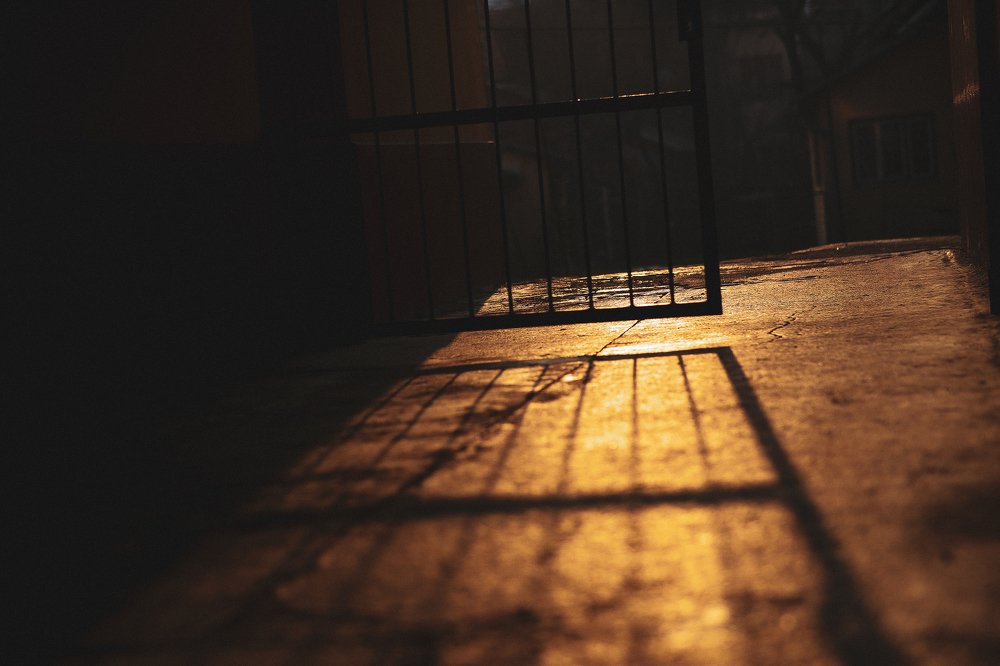 Закат. Старый двор.