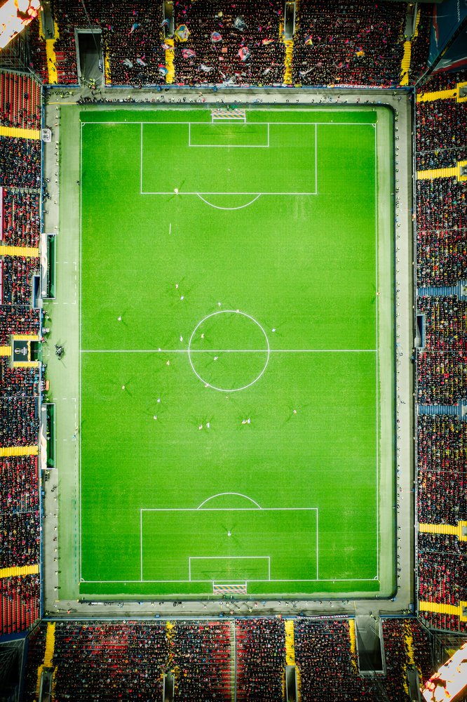 Найдите мяч. Футбольный матч.