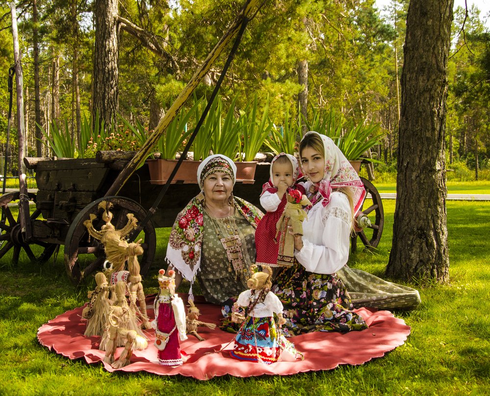 Мама с дочкой и бабушкой в русско-народных одеяниях .