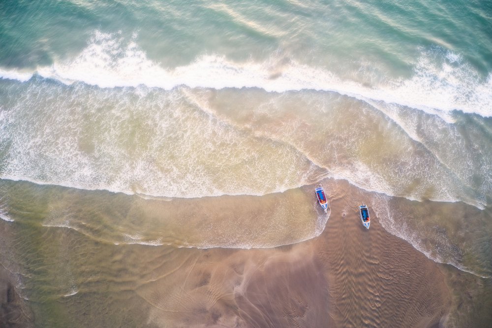 Helmsmen_pulling_their_boats_to_the_shore