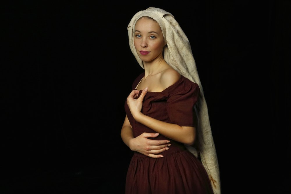 Девушка с маникюром. Girl with manicure