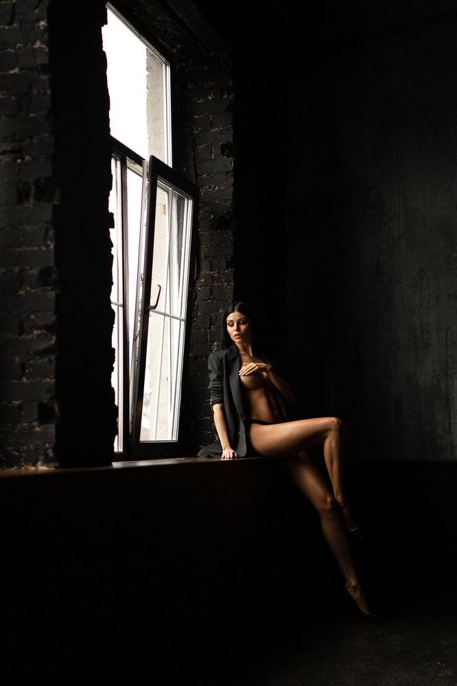 Портрет девушки у окна