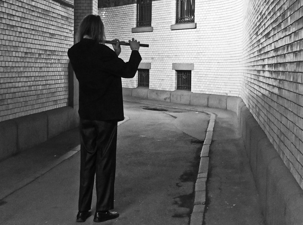 Вечер. Флейта. Подворотня.