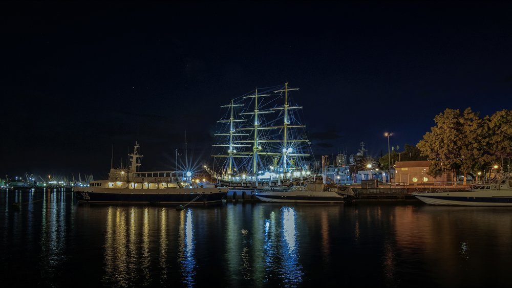 Владивосток, бухта Золотой Рог. Парусник.