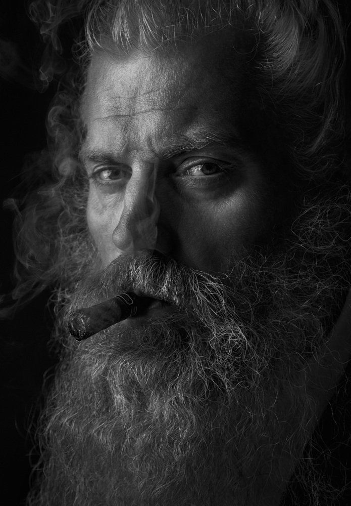 Мужчина с сигарои.