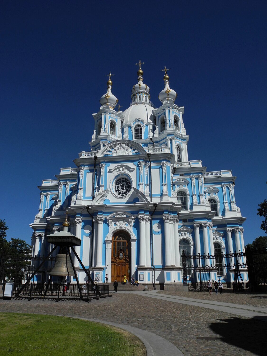 Красавец Смольный.