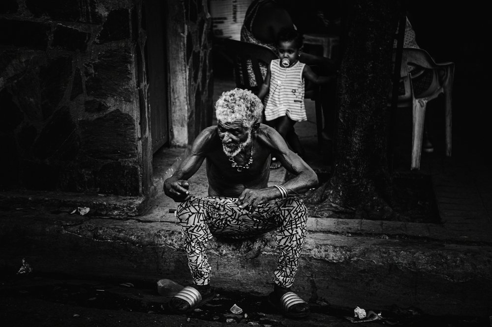 Разные поколения из одного слоя общества