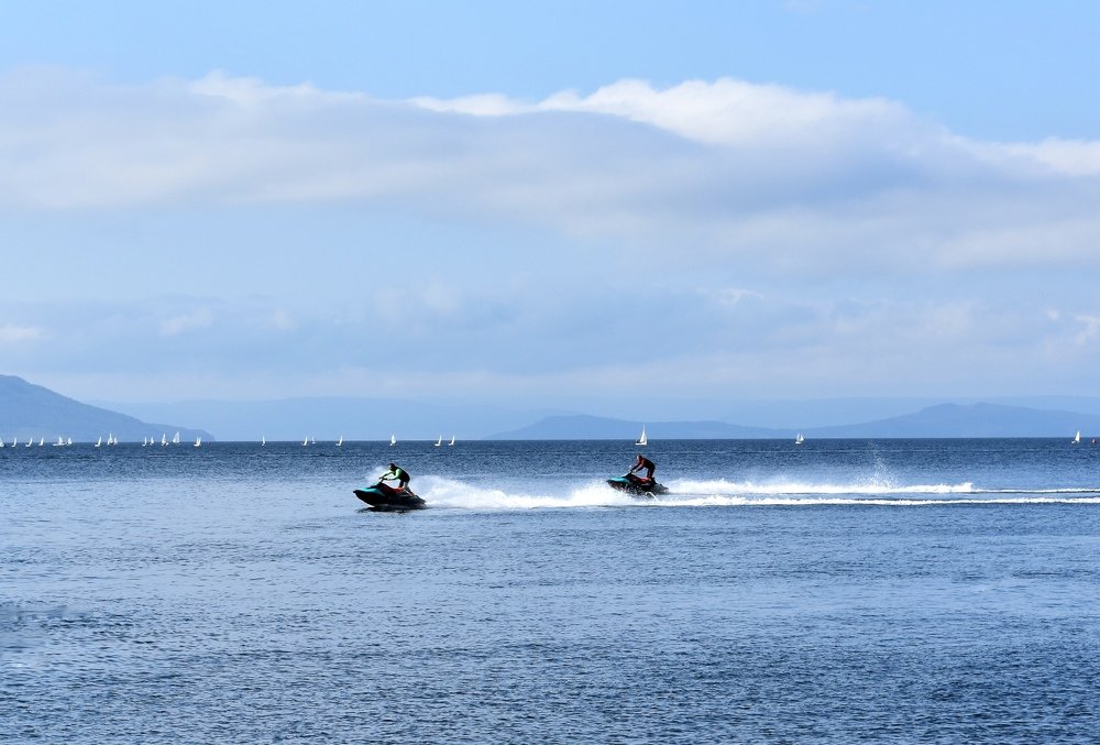 Кто вперёд ?