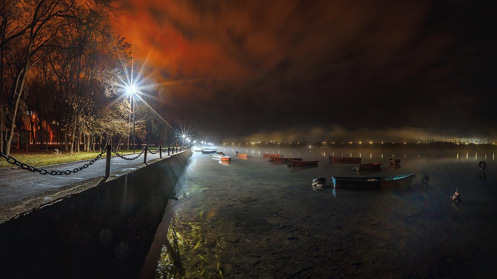 Южная зима. Огни ночной набережной. The southern winter. Lights of the night embankment.