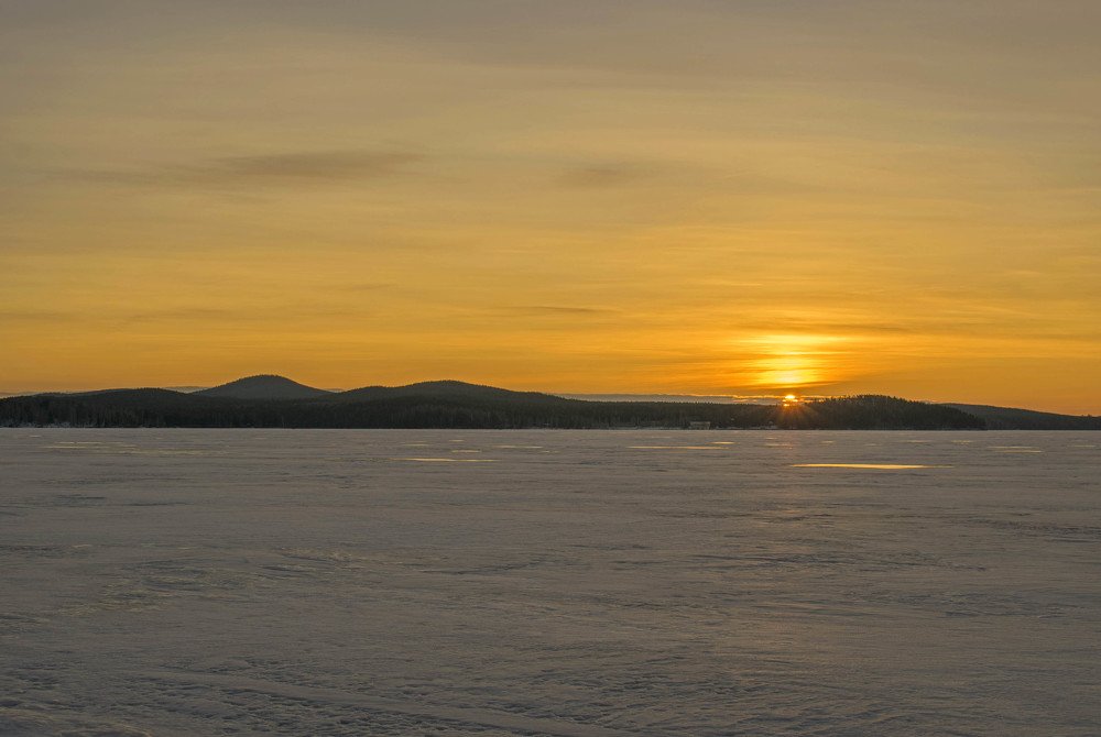 Рассвет на льду озера.