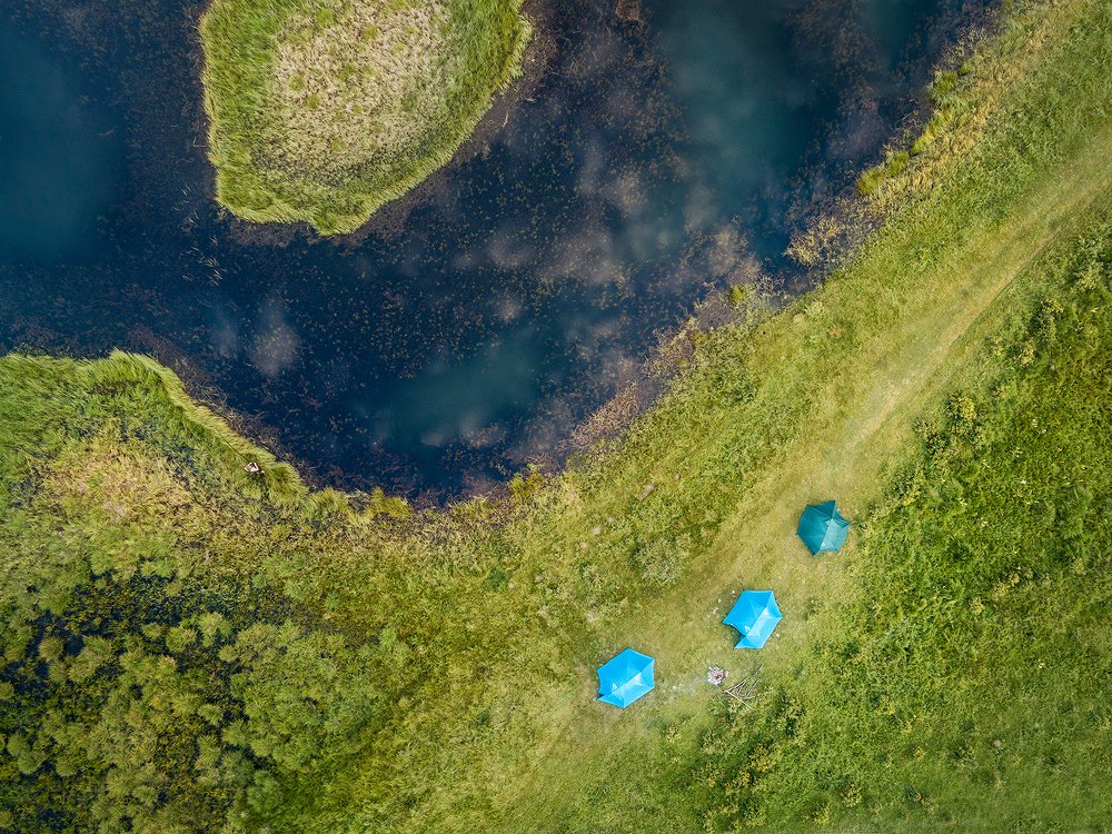 Три палатки у озера