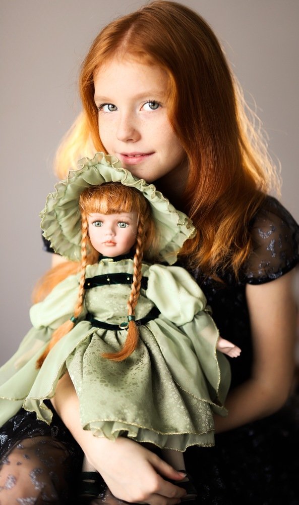 Девочка с куклой