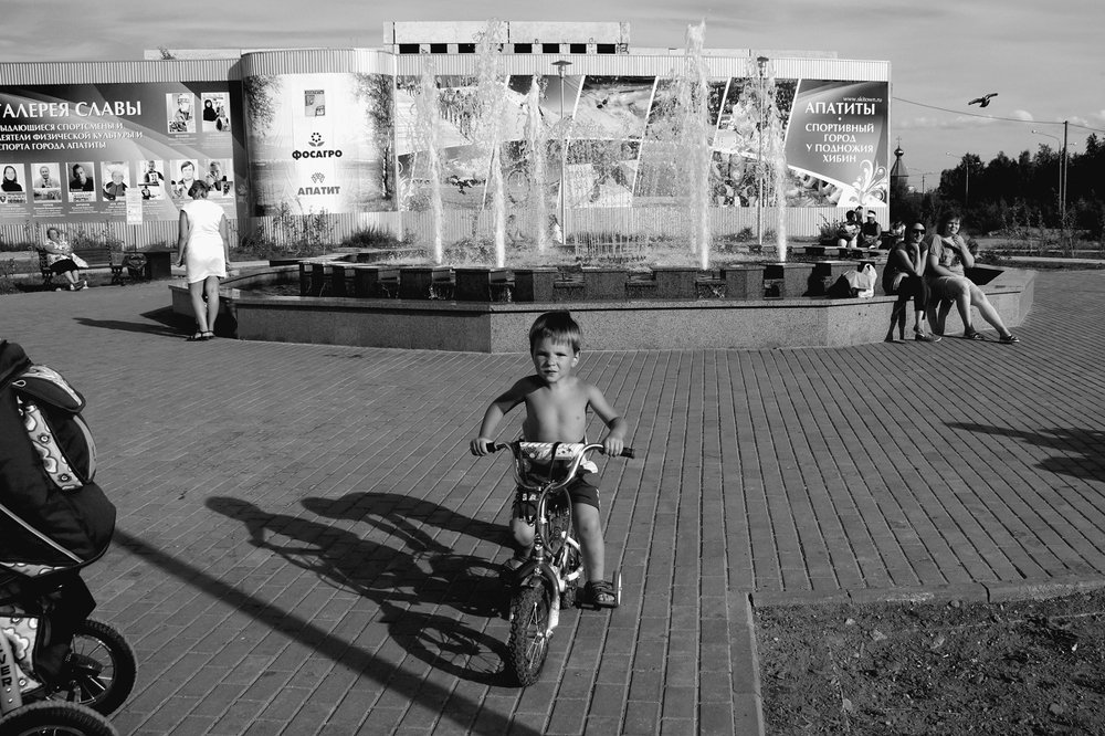 У городского фонтана