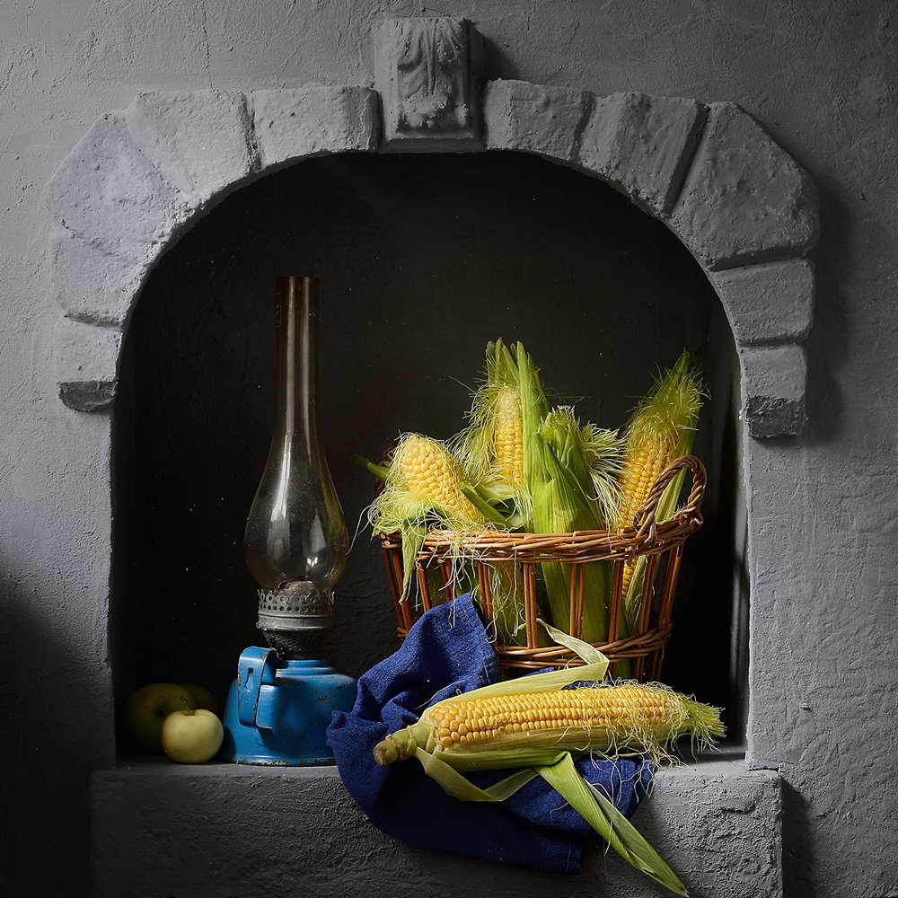 Кукуруза и синяя лампа.