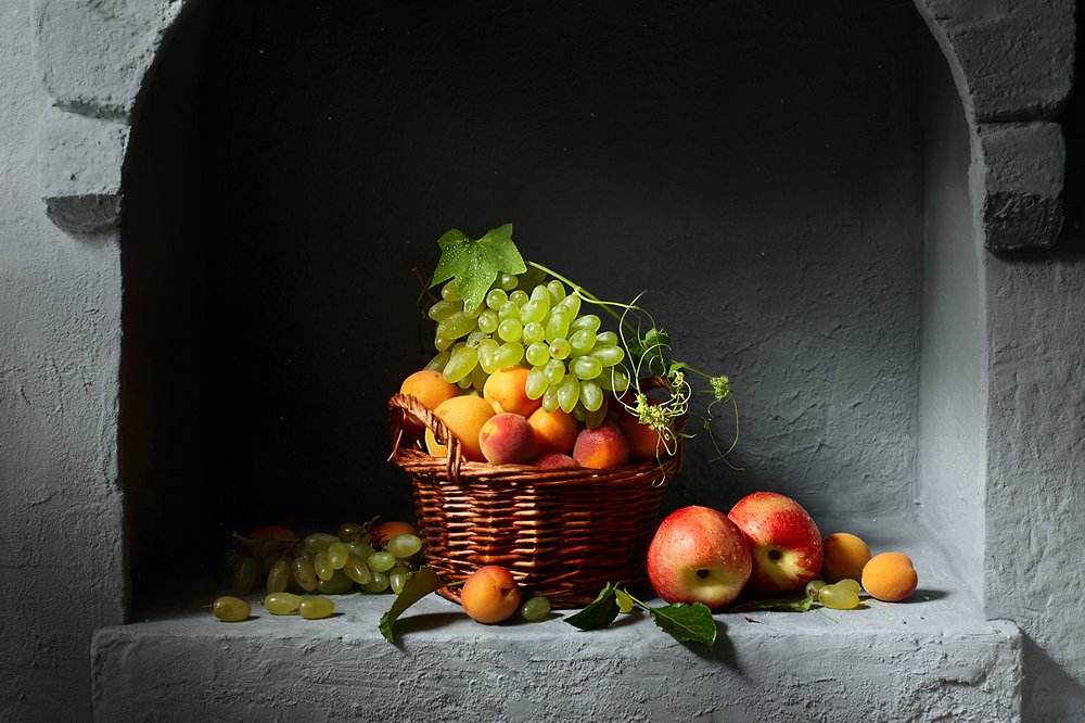 Маленький натюрморт с виноградом и другими фруктами.