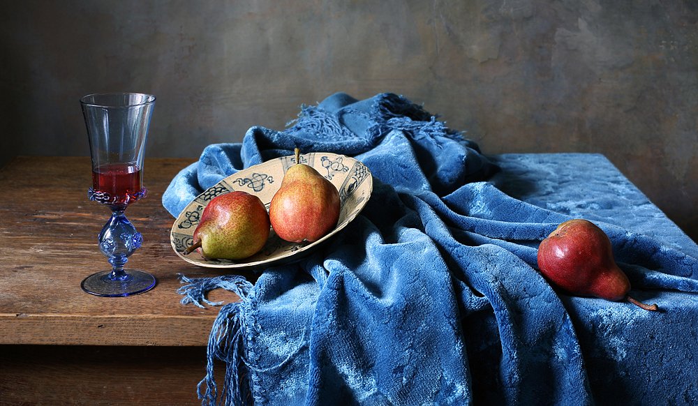 Красные груши на голубой скатерти.