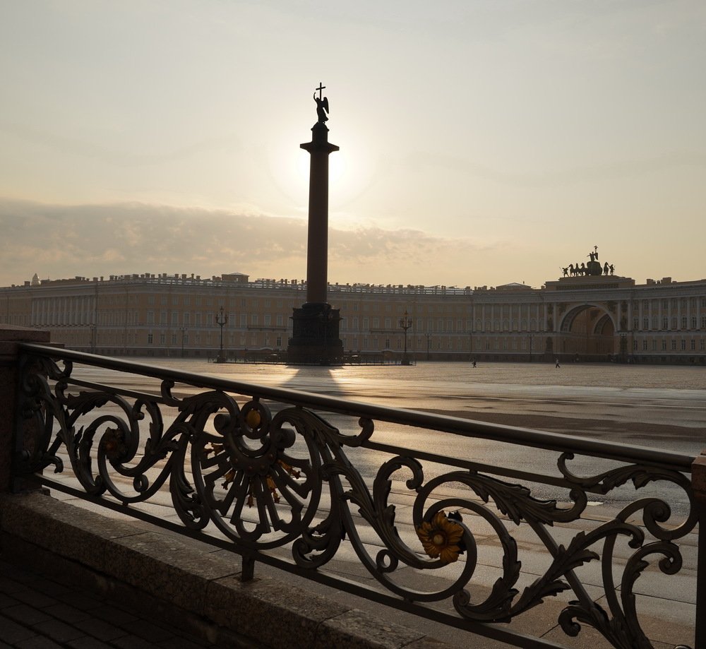 Утро. Колона.Свет и тень