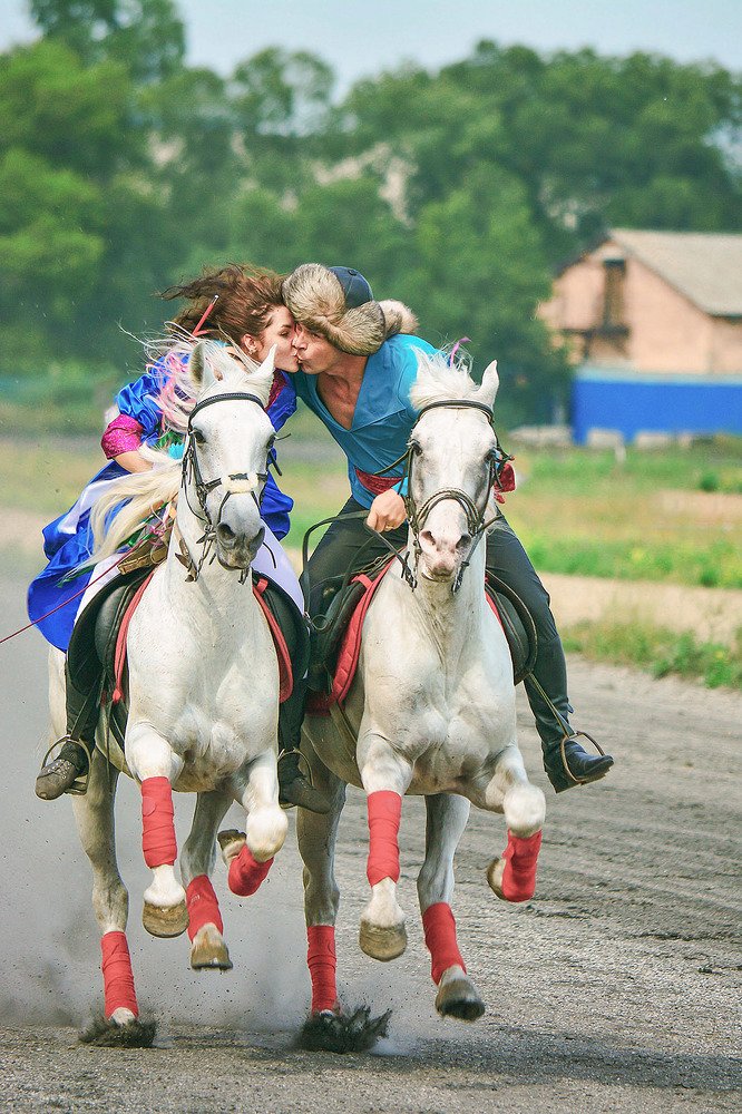 Поцелуй на скаку.