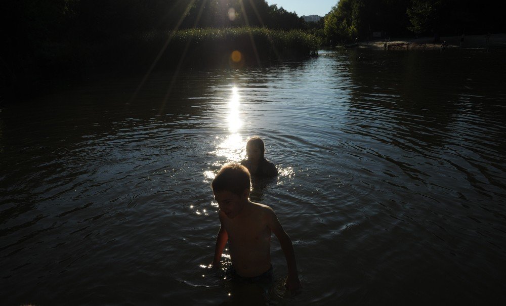 дети купаются