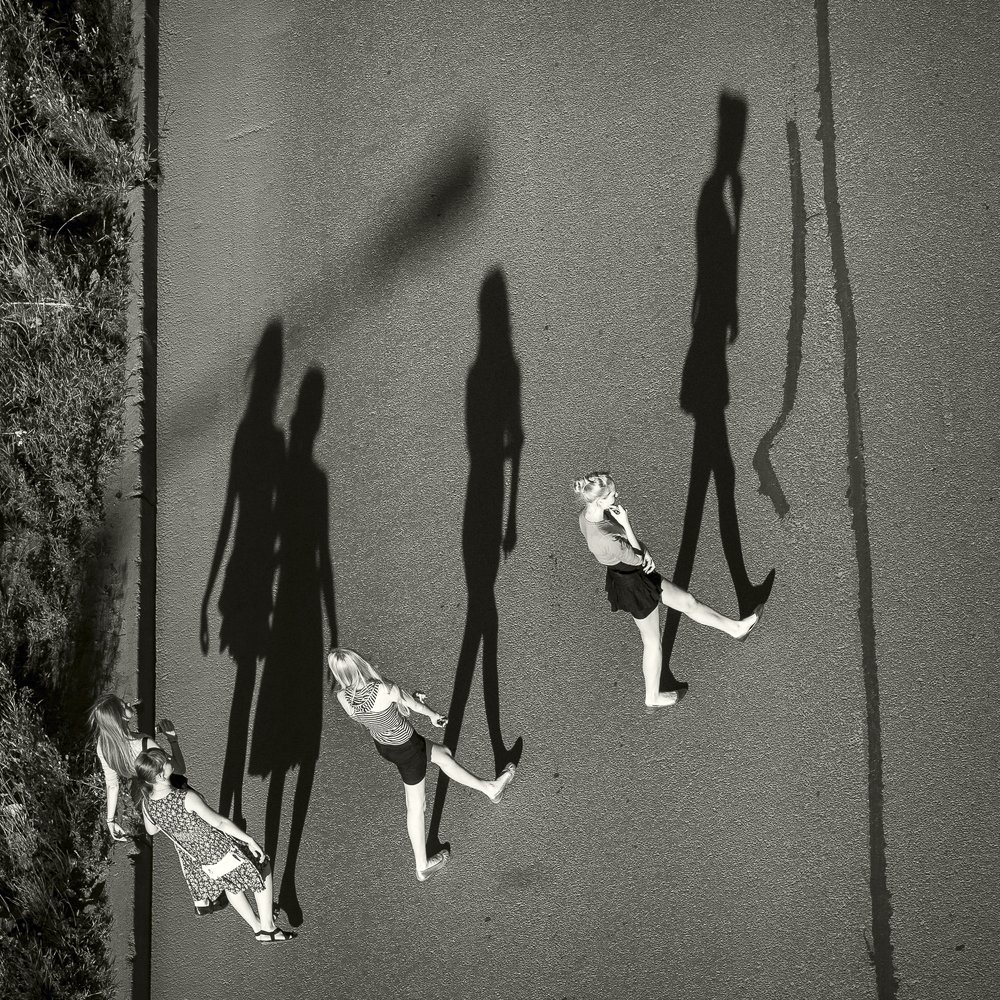 Четверка юных дев пересекающих дорогу